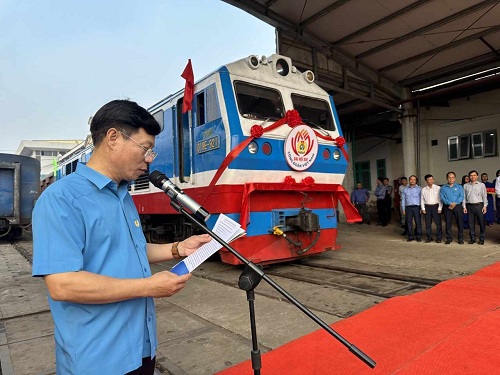 Chủ tịch CĐ ĐSVN Mai Thành Phương phát biểu khai mạc đoàn tàu. Ảnh: Minh Hạnh 