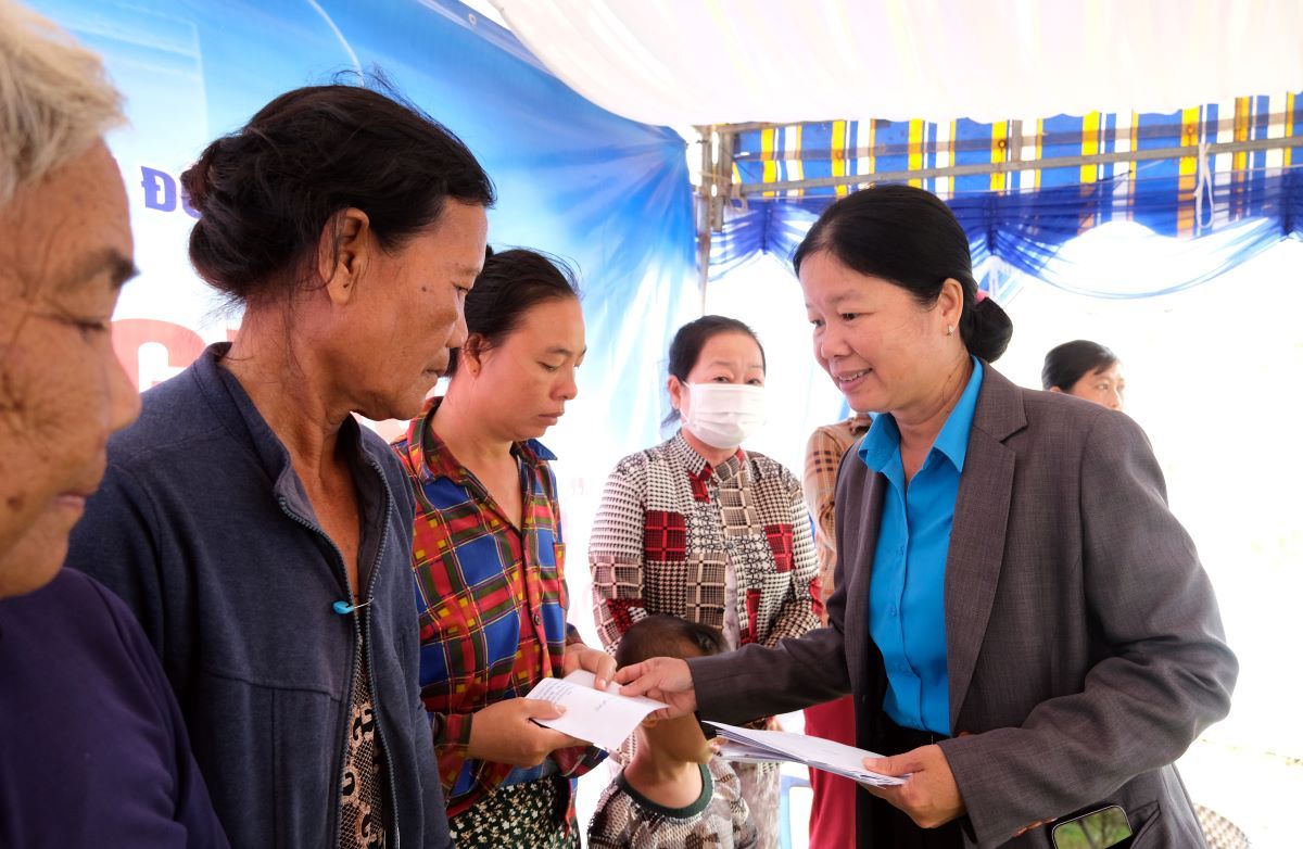 Bà Huỳnh Thị Tuyết Vui tặng quà cho người lao động có hoàn cảnh khó khăn vùng ven biên huyện Tân Hồng. Ảnh: Phong Linh