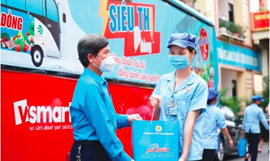 Người lao động nhận túi An sinh Công đoàn trong Chương trình “Siêu thị xe buýt 0 đồng” do LĐLĐ TP Hà Nội tổ chức năm 2021. Ảnh: Hải Nguyễn