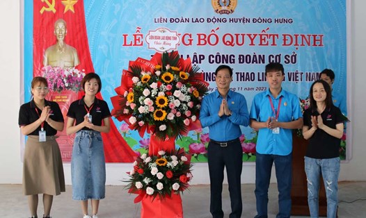 Phó Chủ tịch Thường trực LĐLĐ tỉnh Thái Bình Nguyễn Thái Dương tặng hoa chúc mừng CĐCS. Ảnh: Bá Mạnh