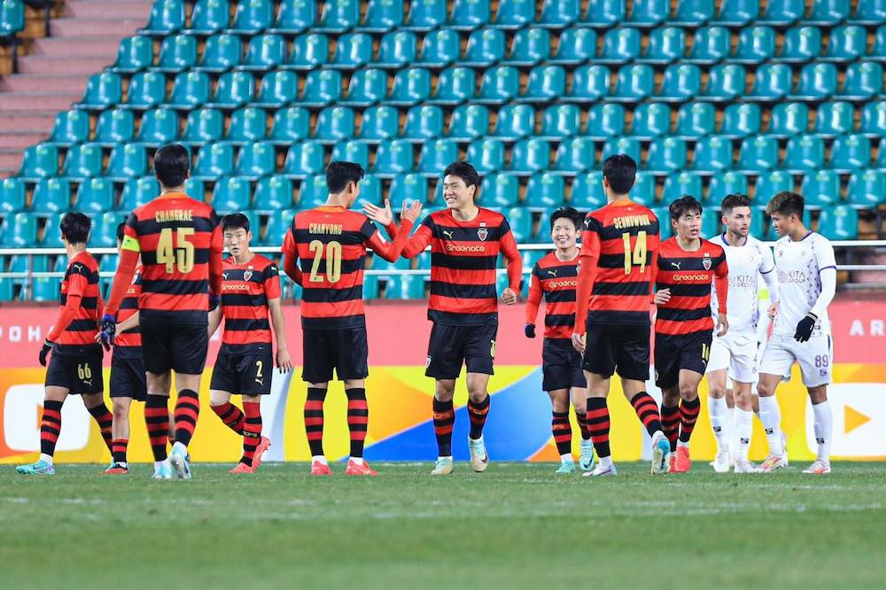 Pohang Steelers dễ dàng ghi 2 bàn thắng vào lưới Hà Nội FC. Ảnh: Minh Dân