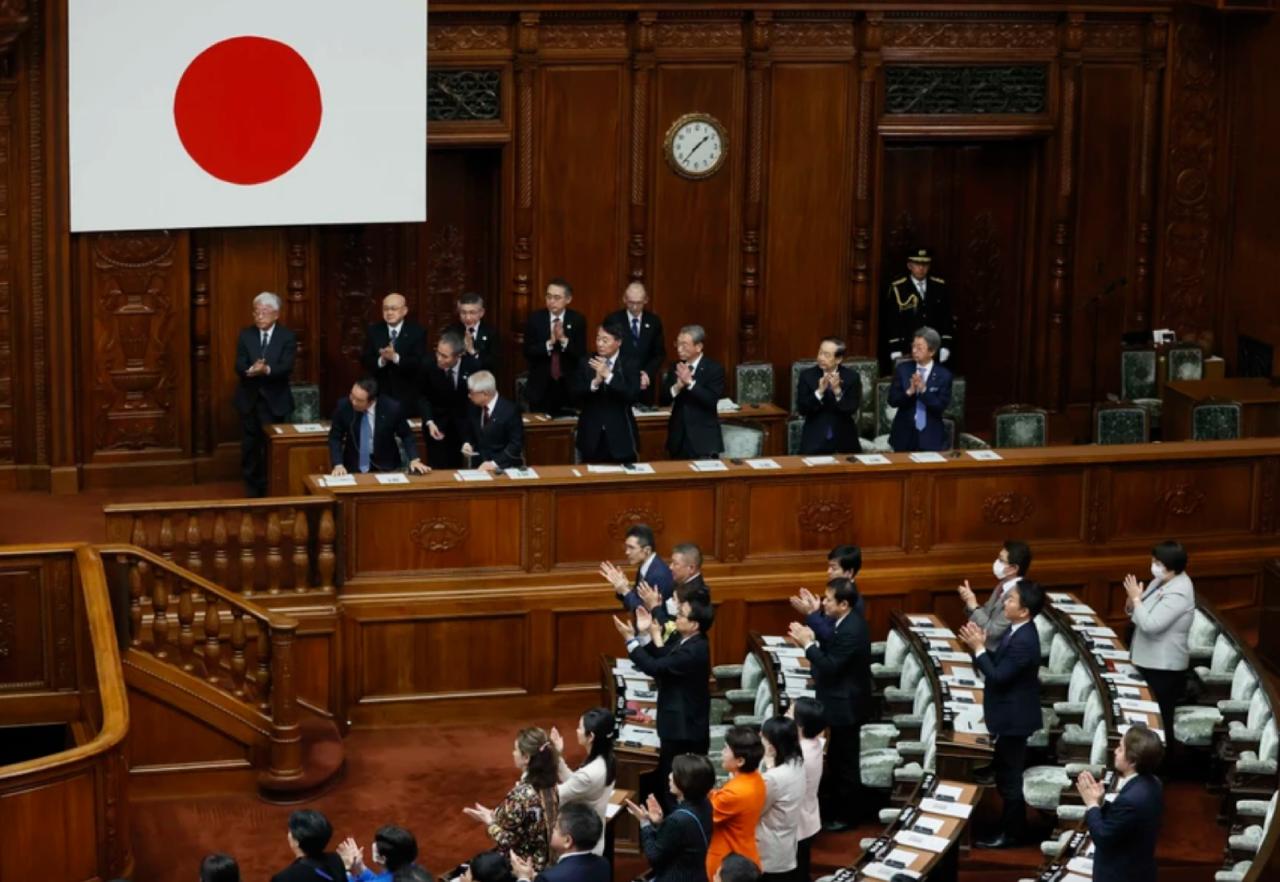 Các đại biểu và nghị sỹ Nhật Bản chào đón Chủ tịch nước Võ Văn Thưởng. Ảnh: TTXVN