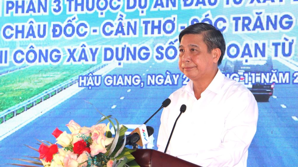 Ông Đồng Văn Thanh – Chủ tịch UBND tỉnh Hậu Giang phát biểu tại lễ khởi công. Ảnh: Tạ Quang