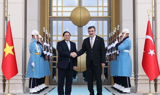 Phó Tổng thống Thổ Nhĩ Kỳ Cevdet Yilmaz chủ trì lễ đón chính thức Thủ tướng Chính phủ Phạm Minh Chính. Ảnh: TTXVN
