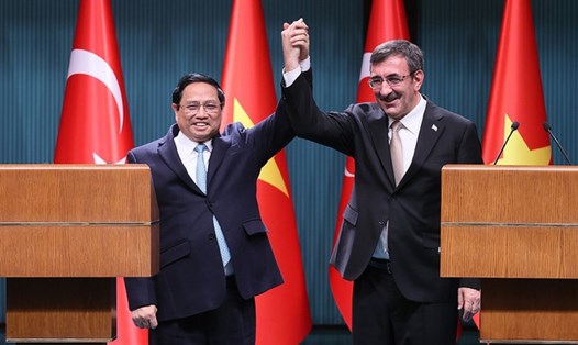 Thủ tướng Chính phủ Phạm Minh Chính và Phó Tổng thống Thổ Nhĩ Kỳ Cevdet Yilmaz trong cuộc gặp gỡ báo chí sau hội đàm. Ảnh: VGP