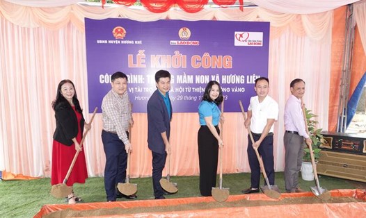 Nghi thức khởi công xây dựng công trình nhà học 2 tầng 4 phòng Trường Mầm non Hương Liên do Quỹ XHTT Tấm lòng Vàng tài trợ. Ảnh: Trần Tuấn.