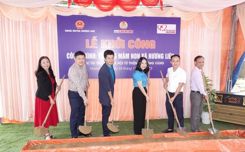 Nghi thức khởi công xây dựng công trình nhà học 2 tầng 4 phòng Trường Mầm non Hương Liên do Quỹ XHTT Tấm lòng Vàng tài trợ. Ảnh: Trần Tuấn.