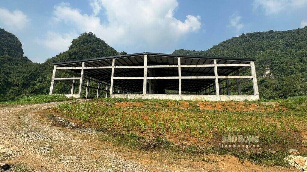 Toàn cảnh dự án xử lý rác 40 tỉ đồng, thi công dang dở, bỏ hoang ở Hoà Bình. Ảnh: Minh Chuyên