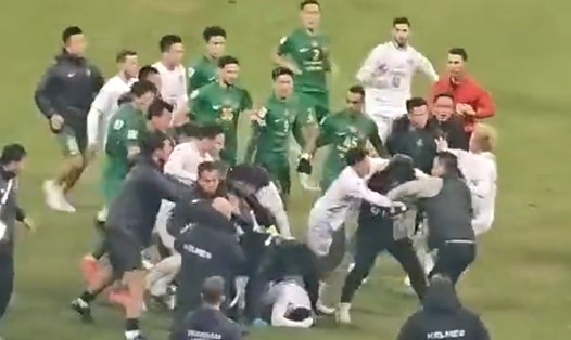 Cầu thủ Zhejiang FC và Buriram United hỗn chiến sau trận đấu tại AFC Champions League. Ảnh: Cắt từ clip