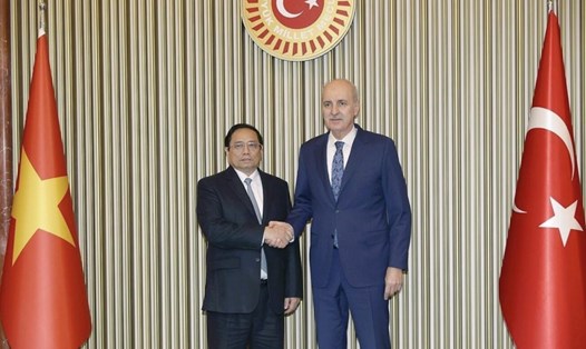 Thủ tướng Chính phủ Phạm Minh Chính và Chủ tịch Quốc hội Thổ Nhĩ Kỳ Numan Kurtulmus. Ảnh: TTXVN