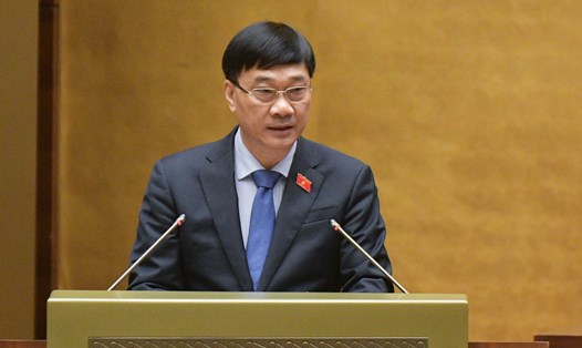 Chủ nhiệm Ủy ban Kinh tế của Quốc hội Vũ Hồng Thanh báo cáo tại phiên họp. Ảnh: Phạm Thắng