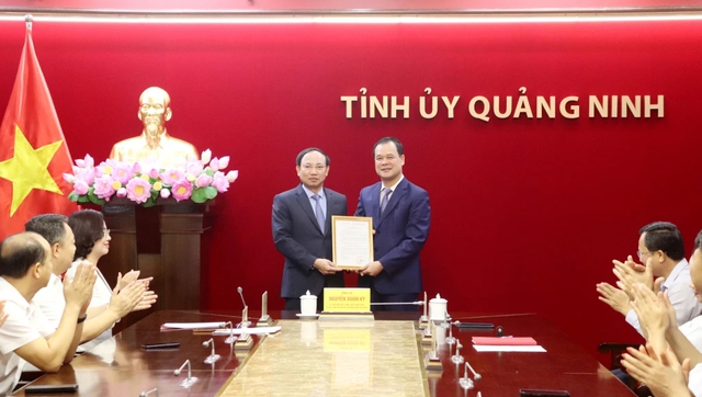 Ông Điệp Văn Chiến (bên phải) nhận quyết định giữ chức Trưởng ban Nội chính Tỉnh ủy Quảng Ninh. Ảnh: Nghĩa Hiếu