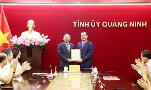 Ông Điệp Văn Chiến (bên phải) nhận quyết định giữ chức Trưởng ban Nội chính Tỉnh ủy Quảng Ninh. Ảnh: Nghĩa Hiếu