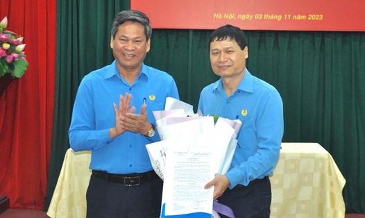 Ông Huỳnh Thanh Xuân – Phó Chủ tịch Tổng Liên đoàn Lao động Việt Nam trao quyết định điều động tới ông Nguyễn Thanh Tùng (bên phải). Ảnh: Quế Chi 
