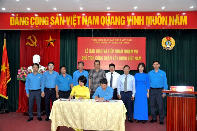 Bà Nguyễn Thị Thuỷ Lệ - nguyên Chủ tịch Công đoàn Xây dựng Việt Nam bàn giao nhiệm vụ 