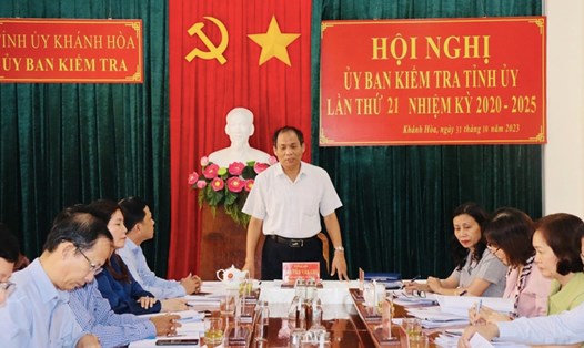 Chủ nhiệm Ủy ban Kiểm tra Tỉnh ủy Khánh Hòa Nguyễn Văn Ghi - chủ trì hội nghị xem xét, quyết định hình thức kỷ luật đối với một số cấp ủy, cán bộ thuộc hệ thống Văn phòng đăng ký đất đai tỉnh Khánh Hòa. Ảnh: Anh Việt