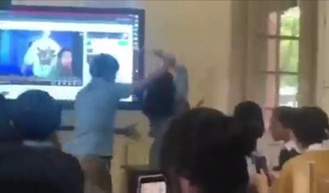Thầy giáo Nguyễn Đức Phong cầm tay đẩy cô giáo ra khỏi lớp. Ảnh cắt từ clip 