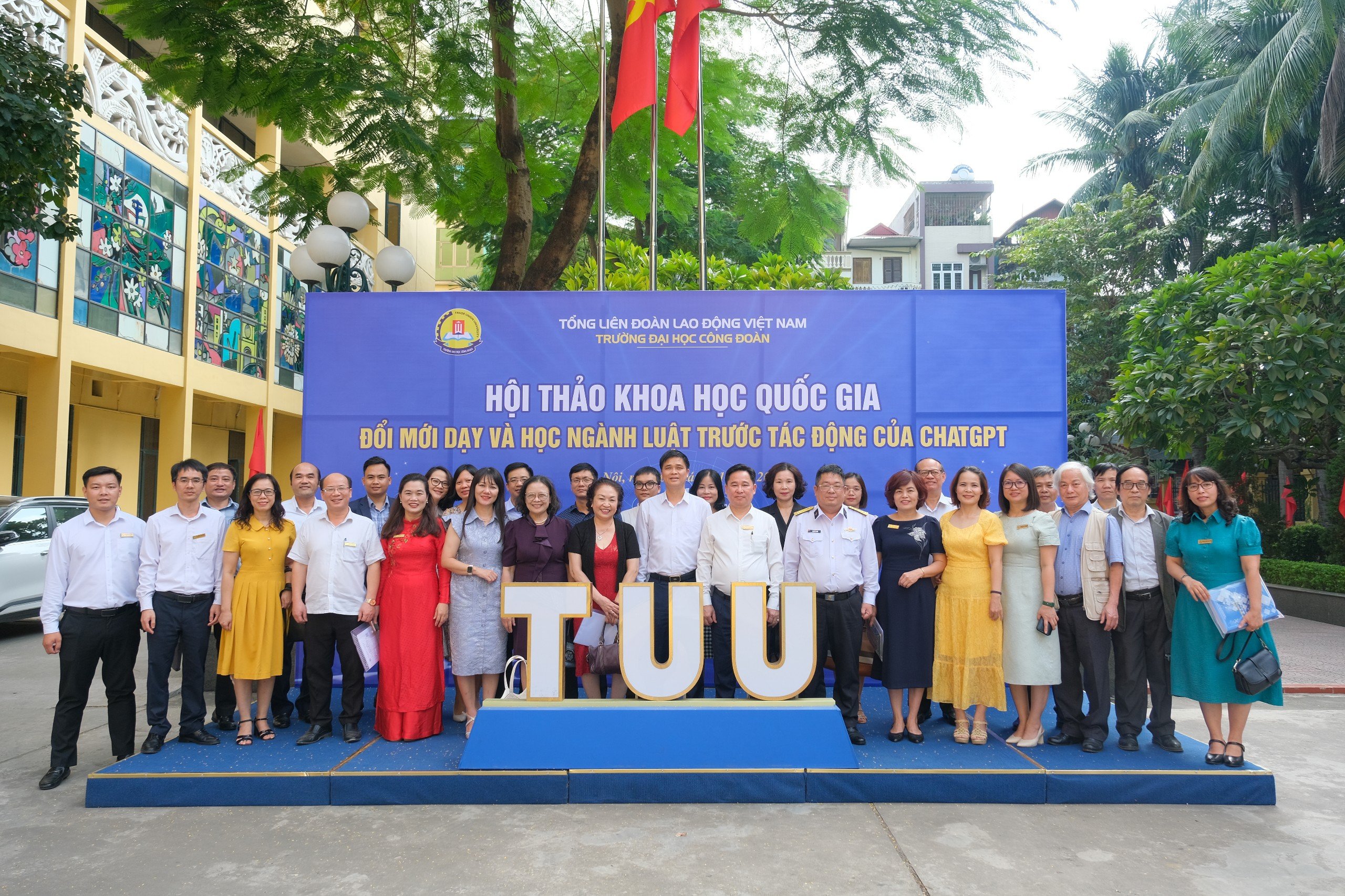 Phó Chủ tịch Tổng Liên đoàn Lao động Việt Nam Ngọ Duy Hiểu cùng các đại biểu tham gia Hội thảo “Đổi mới dạy và học ngành Luật trước tác động của ChatGPT” do Trường Đại học Công đoàn tổ chức. Ảnh: Hồng Nhung