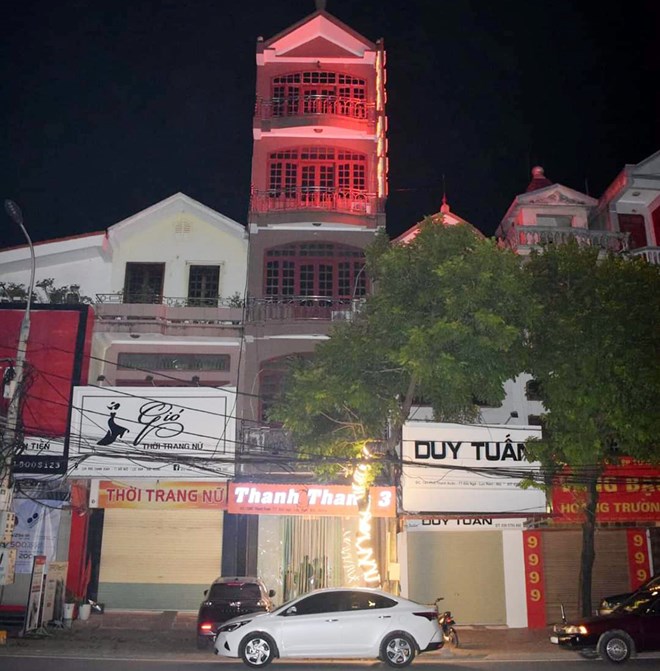 Mâu thuẫn trong nhà nghỉ, người vợ bị chồng đâm tử vong