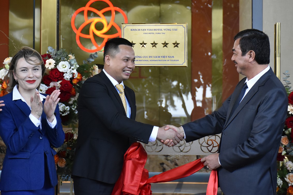 Ông Trịnh Hàng - Giám đốc Sở Du lịch (phải) trao quyết định công nhận, tham gia gắn biển tiêu chuẩn 5 sao và chúc mừng Khách sạn VIAS. Ảnh: Thành An
