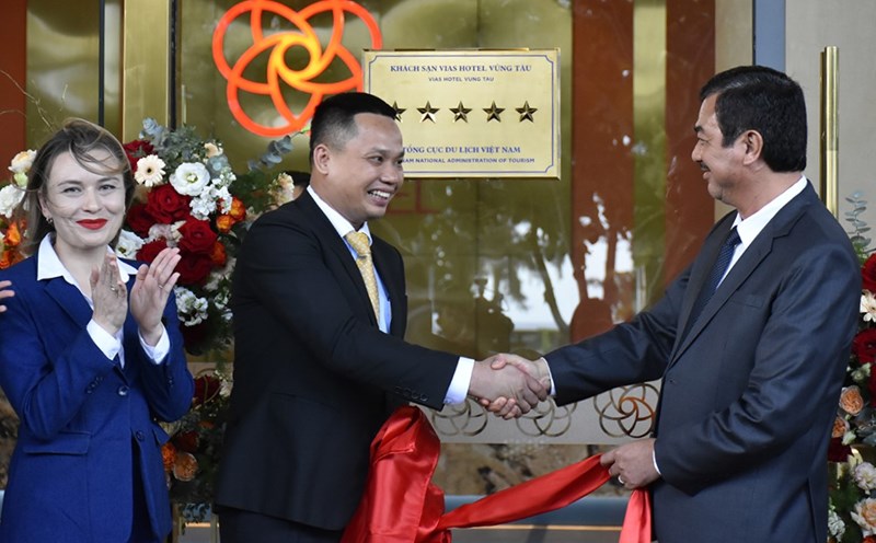 Ông Trịnh Hàng - Giám đốc Sở Du lịch (phải) trao quyết định công nhận, tham gia gắn biển tiêu chuẩn 5 sao và chúc mừng Khách sạn VIAS. Ảnh: Thành An