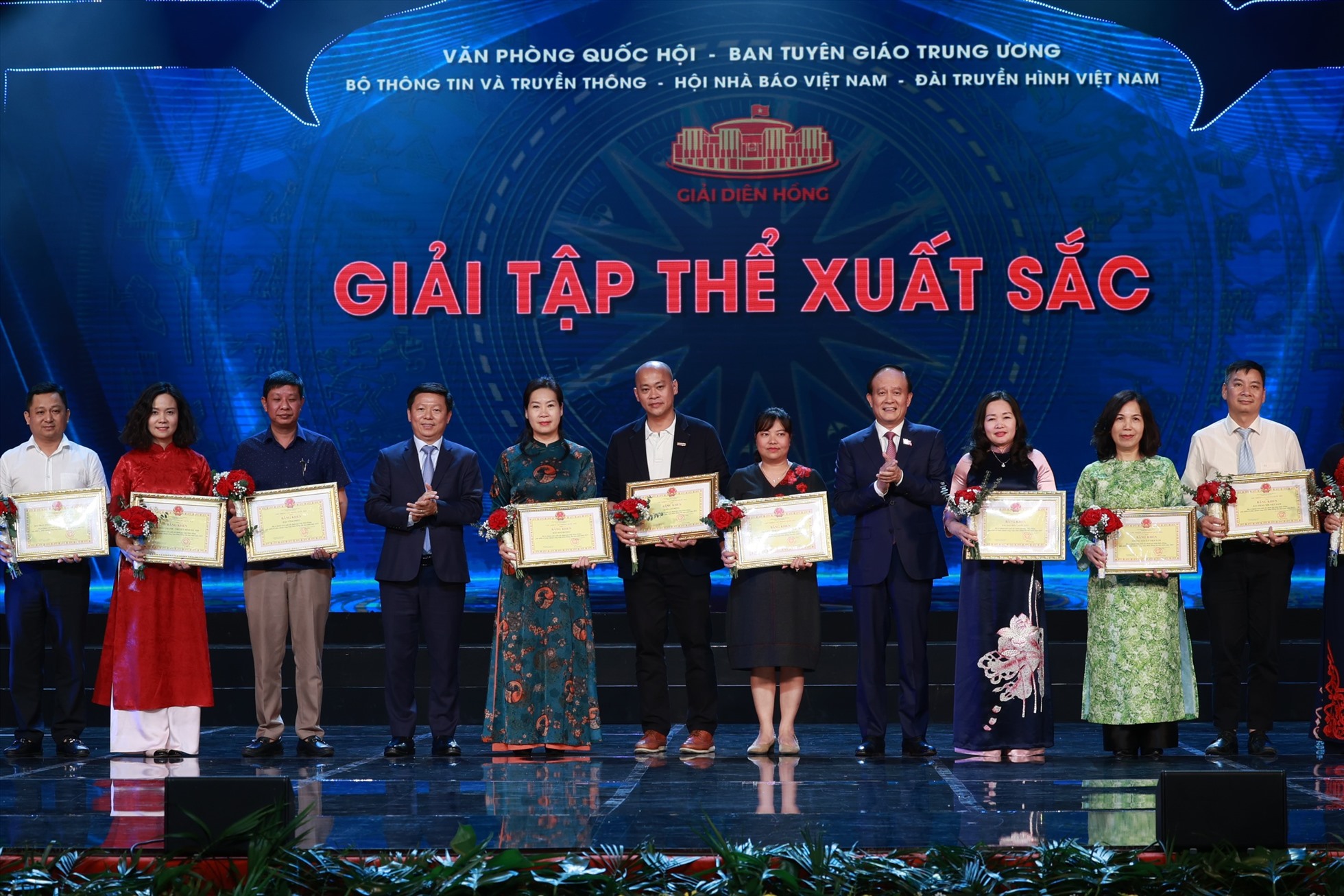 Lễ trao Bằng khen của Chủ nhiệm Văn phòng Quốc hội cho các cơ quan, đơn vị có những đóng góp tích cực và có thành tích xuất sắc góp phần vào thành công của Giải Diên Hồng lần thứ nhất hồi tháng 6.2023. Ảnh: Hải Nguyễn