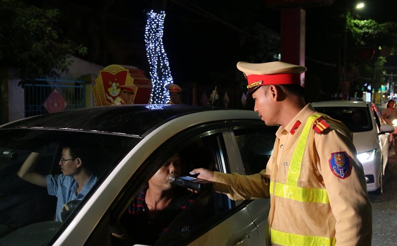 Bộ Công an trả lời trường hợp được dừng ôtô thổi nồng độ cồn