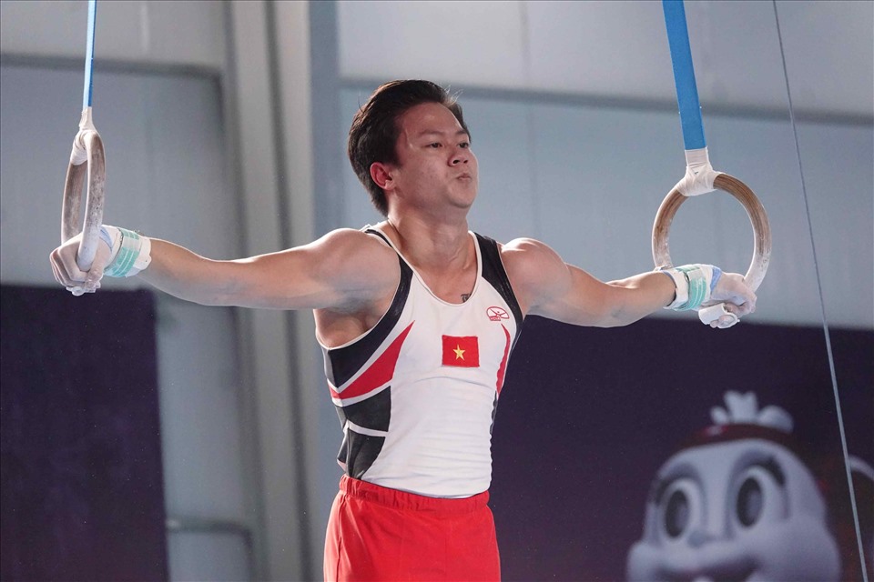 Vận động viên Nguyễn Văn Khánh Phong thi đấu vòng treo tại SEA Games 32. Ảnh: Nguyễn Đăng