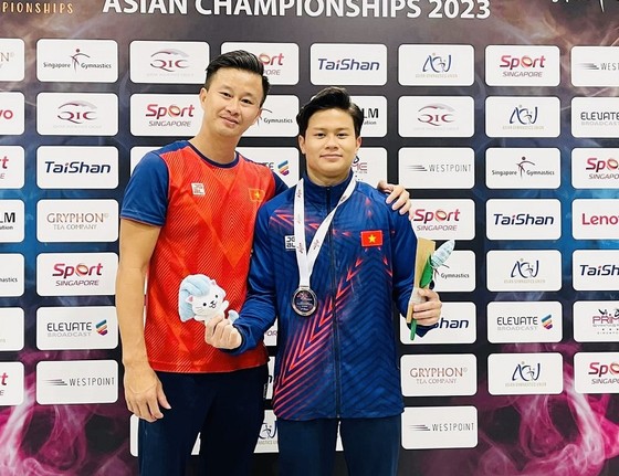 Huấn luyện viên Trương Minh Sang và vận động viên Nguyễn Văn Khánh Phong tại giải vô địch châu Á 2023. Ảnh: Liên đoàn Thể dục Việt Nam