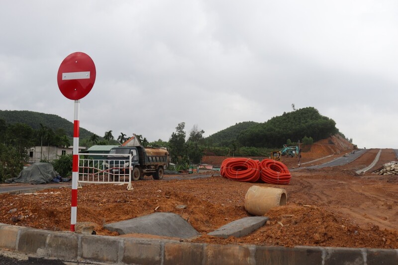 Tại khu vực xã Hoà Ninh, huyện Hoà Vang vẫn còn ngổn ngang vật liệu xây dựng.
