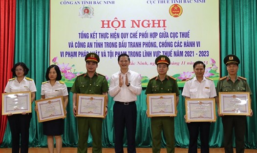 Khen thưởng một số tập thể, cá nhân trong đấu tranh phòng, chống các hành vi vi phạm pháp luật và tội phạm lĩnh vực thuế giai đoạn 2021 - 2023. Ảnh: Cục Thuế tỉnh Bắc Ninh. 