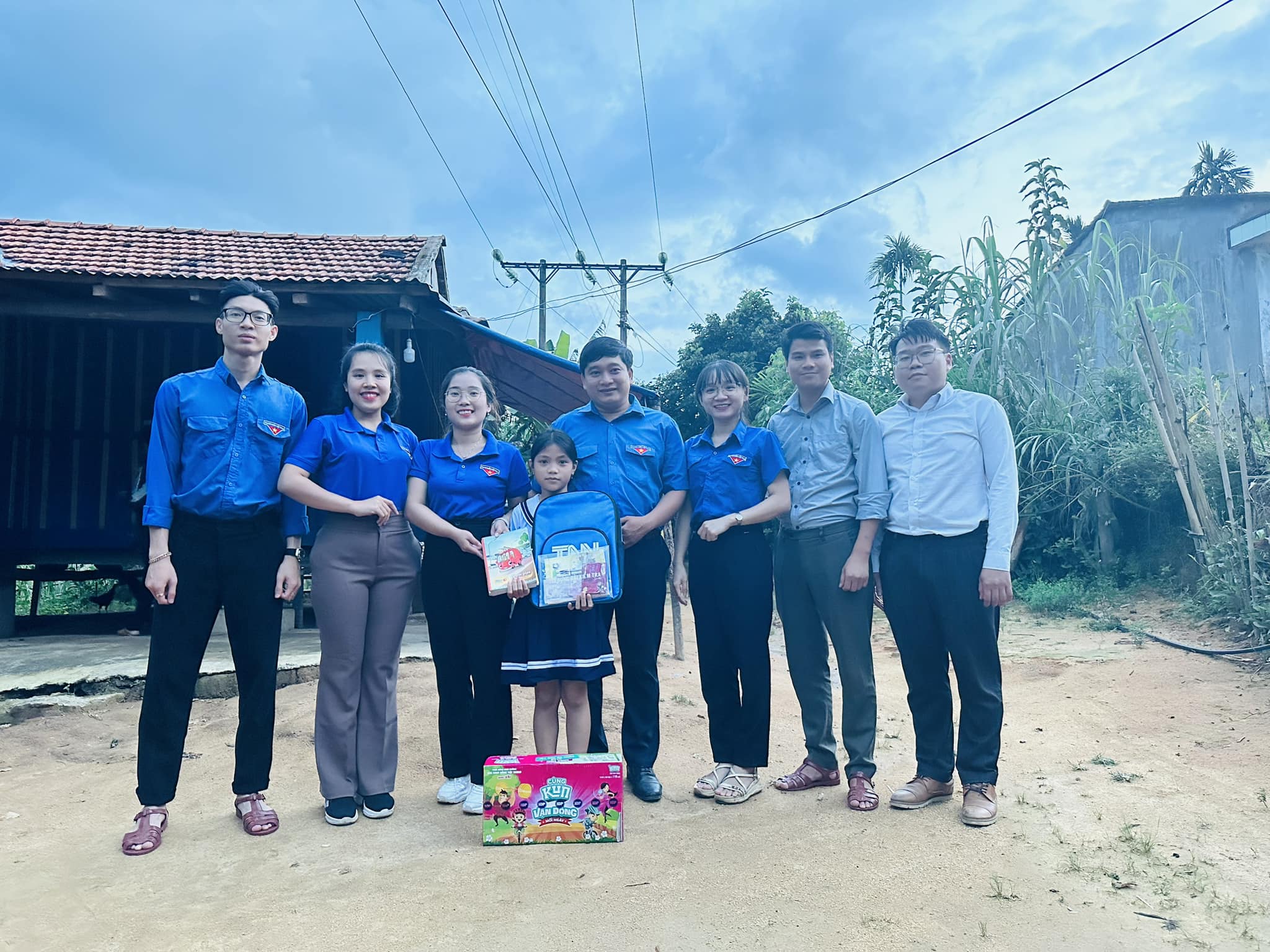 Chi đoàn Cơ quan Tỉnh đoàn hỗ trợ quà, dụng cụ học tập cho em Đinh Thị Cau, ở xã Sơn Dung, huyện Sơn Tây. Ảnh: Tỉnh đoàn Quảng Ngãi