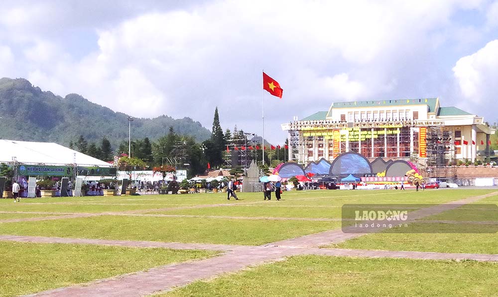 Quảng trường Lai Châu - Nơi diễn ra Lễ khai mạc Đồng tham gia tổ chức Ngày hội có sự tham gia của các cơ quan, đại biểu, đơn vị nghệ thuật, câu lạc bộ lữ hành từ Trung ương đến địa phương. 