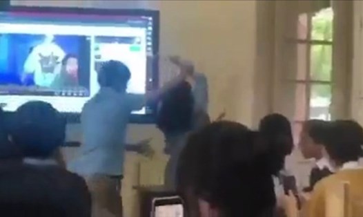 Thầy giáo Nguyễn Đức Phong cầm tay đẩy cô giáo ra khỏi lớp. Ảnh cắt từ clip
