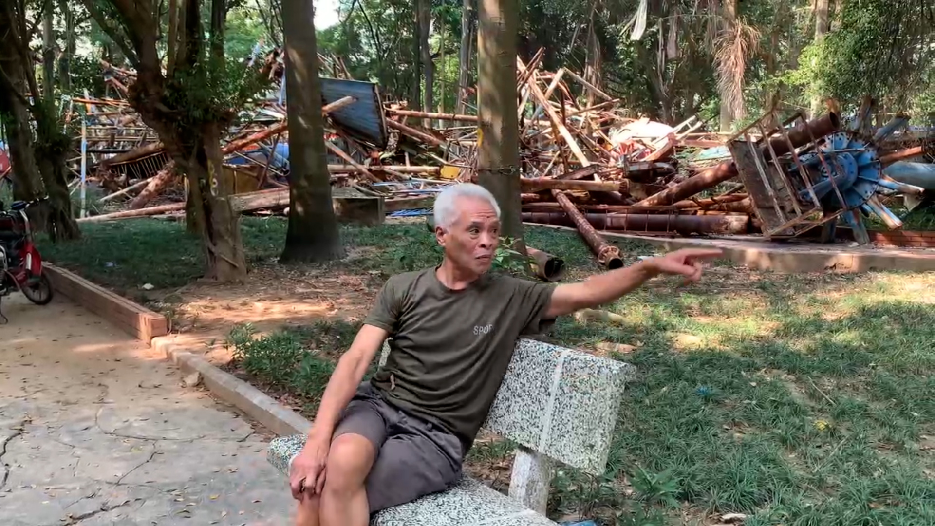 Ngán ngẩm cảnh nhếch nhác, ngổn ngang ở Công viên Tuổi trẻ Thủ đô