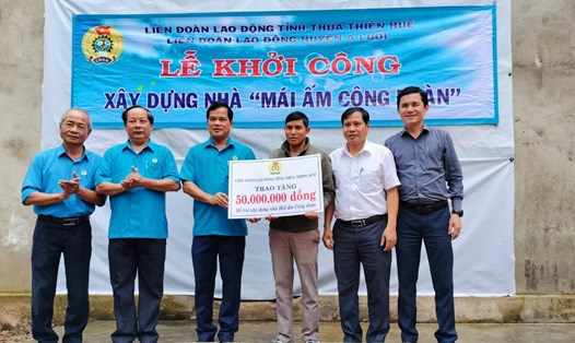 Ông Lê Minh Nhân - Chủ tịch LĐLĐ huyện A Lưới Thừa Thiên Huế trao hỗ trợ xây dựng "Mái ấm Công đoàn" cho đoàn viên có hoàn cảnh khó khăn. Ảnh: Như Phương.