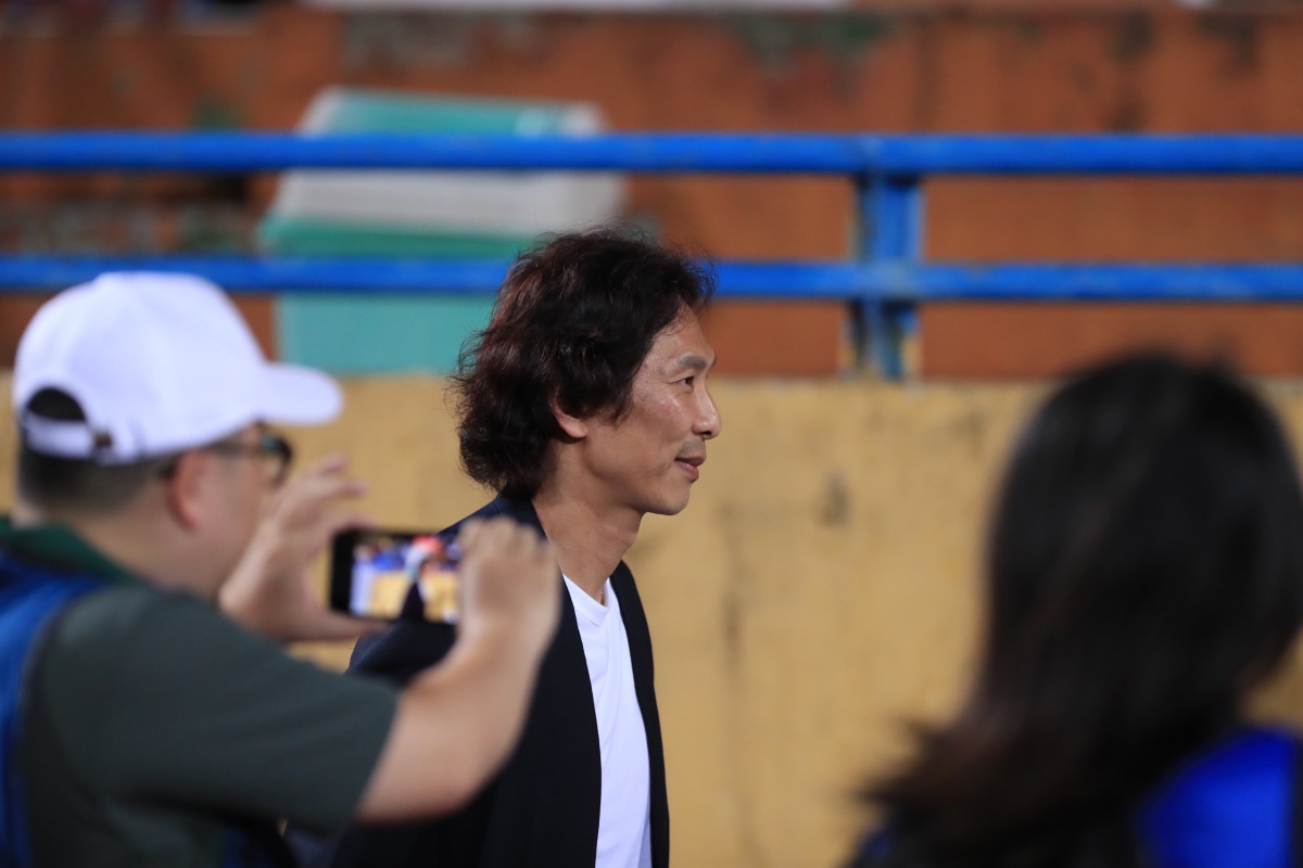 Huấn luyện viên Gong Oh-kyun cũng có mặt trên sân Hàng Đẫy, nhưng ông chưa chính thức dẫn dắt câu lạc bộ Công an Hà Nội. Ảnh: Minh Dân