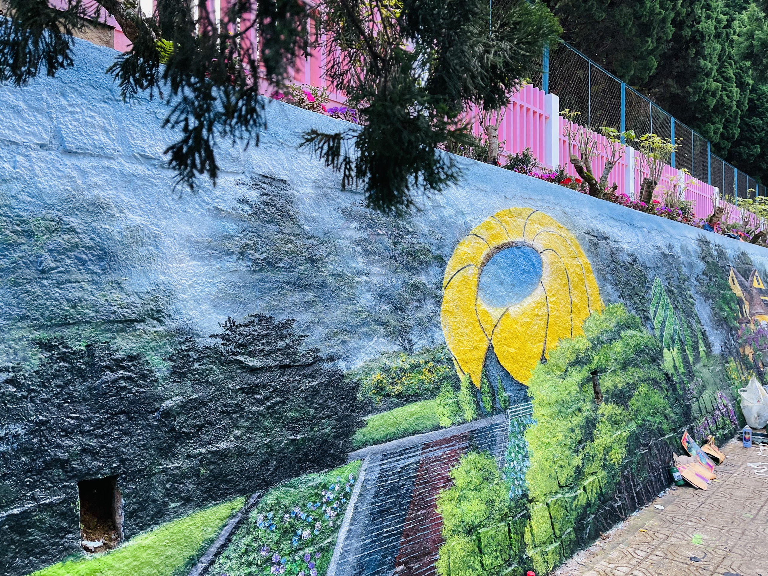 Bức tường trên địa bàn TP được vẽ tranh bích hoạ sinh động, hấp dẫn. Ảnh: Mai Hương