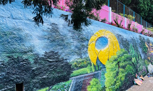 Bức tường trên địa bàn TP được vẽ tranh bích hoạ sinh động, hấp dẫn. Ảnh: Mai Hương