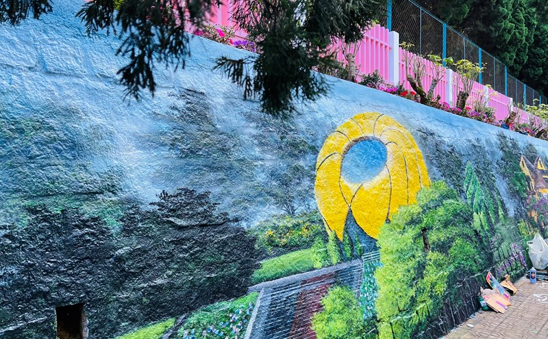 Bức tường trên địa bàn TP được vẽ tranh bích hoạ sinh động, hấp dẫn. Ảnh: Mai Hương