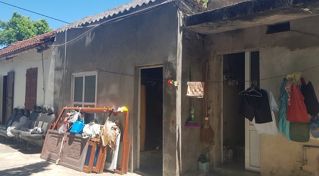 Nhiều gia đình tại thôn Ích Duệ phải sống trong những căn nhà xập xệ suốt gần 15 năm nay nhưng không được sửa chữa, xây mới. Ảnh: Diệu Anh