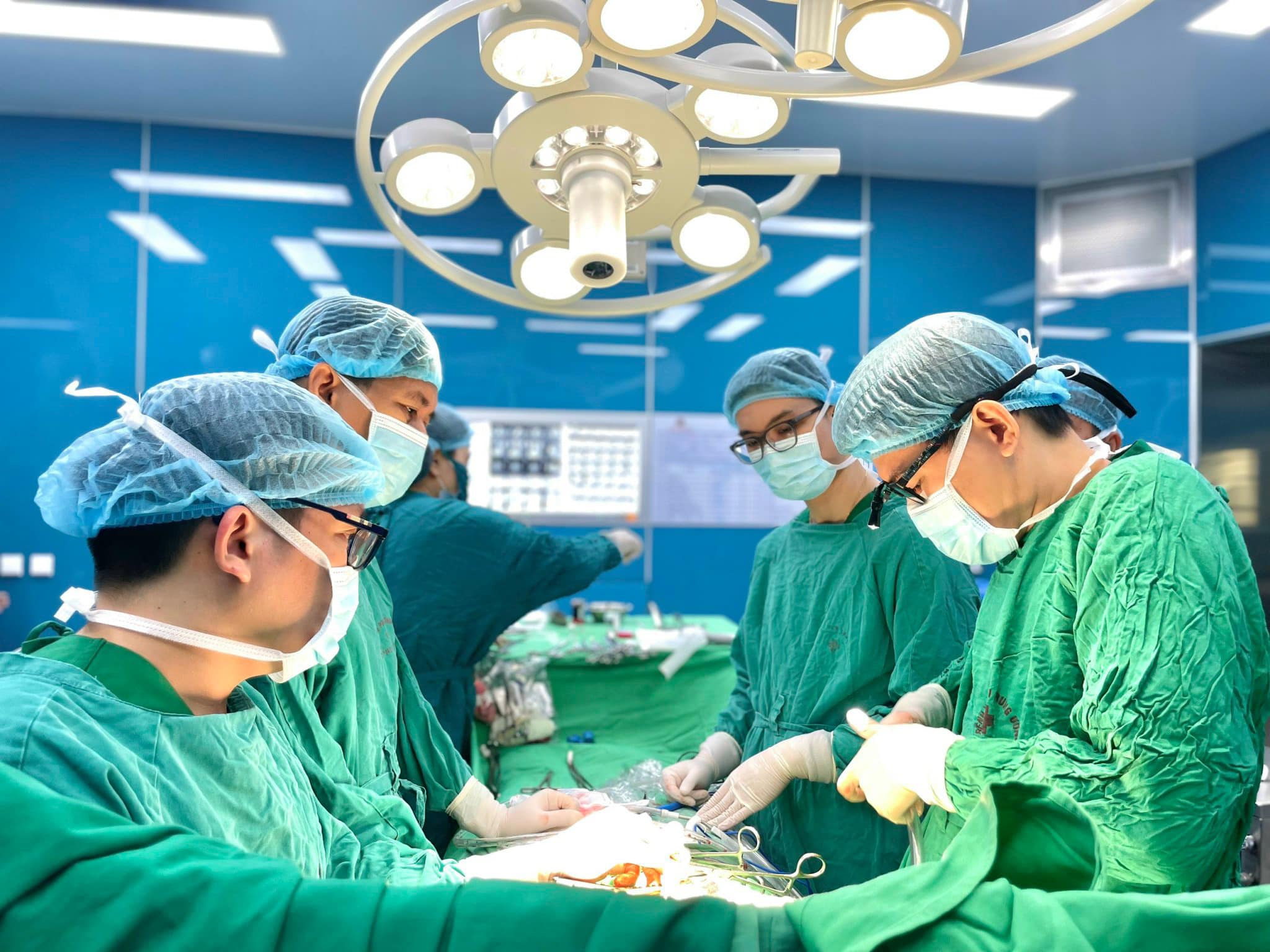 Các bác sĩ phẫu thuật cho bệnh nhân. Ảnh: BVCC
