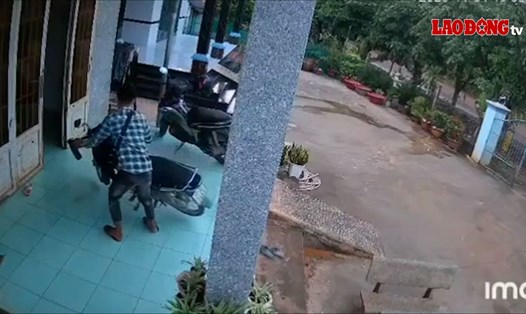 Cảnh đối tượng lấy trộm xe máy chỉ trong 10 giây được camera ghi lại. Ảnh trích từ camera an ninh.