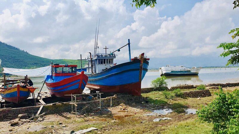 Những con tàu đã được sữa chữa sẵn sàng ra khơi. Ảnh: Quỳnh Trang