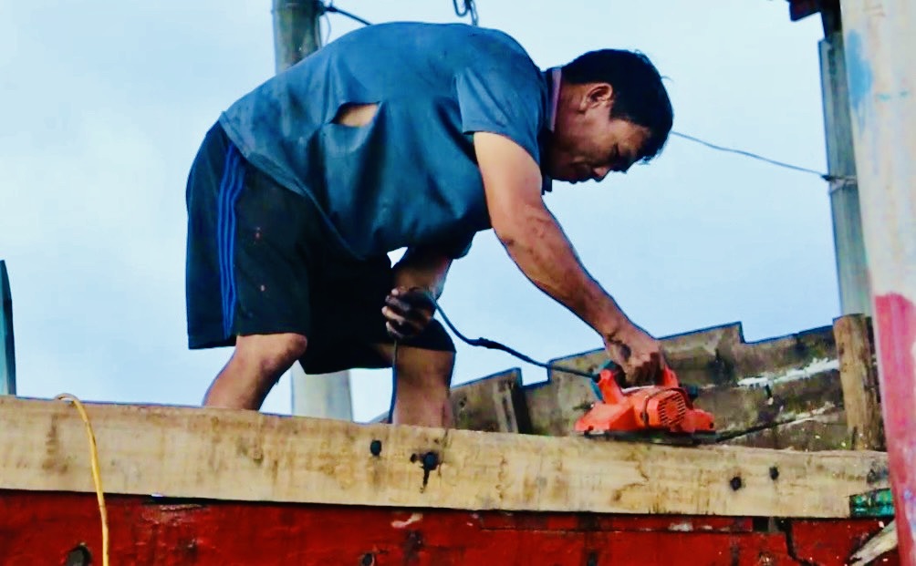 Tiếp nối nghề cha ông để lại, ông Nguyễn Kim Tài (thôn Xuân Nam, xã Cẩm Nhượng)  luôn thích thú, đam mê với việc sửa chữa tàu thuyền. Ảnh: Quỳnh Trang