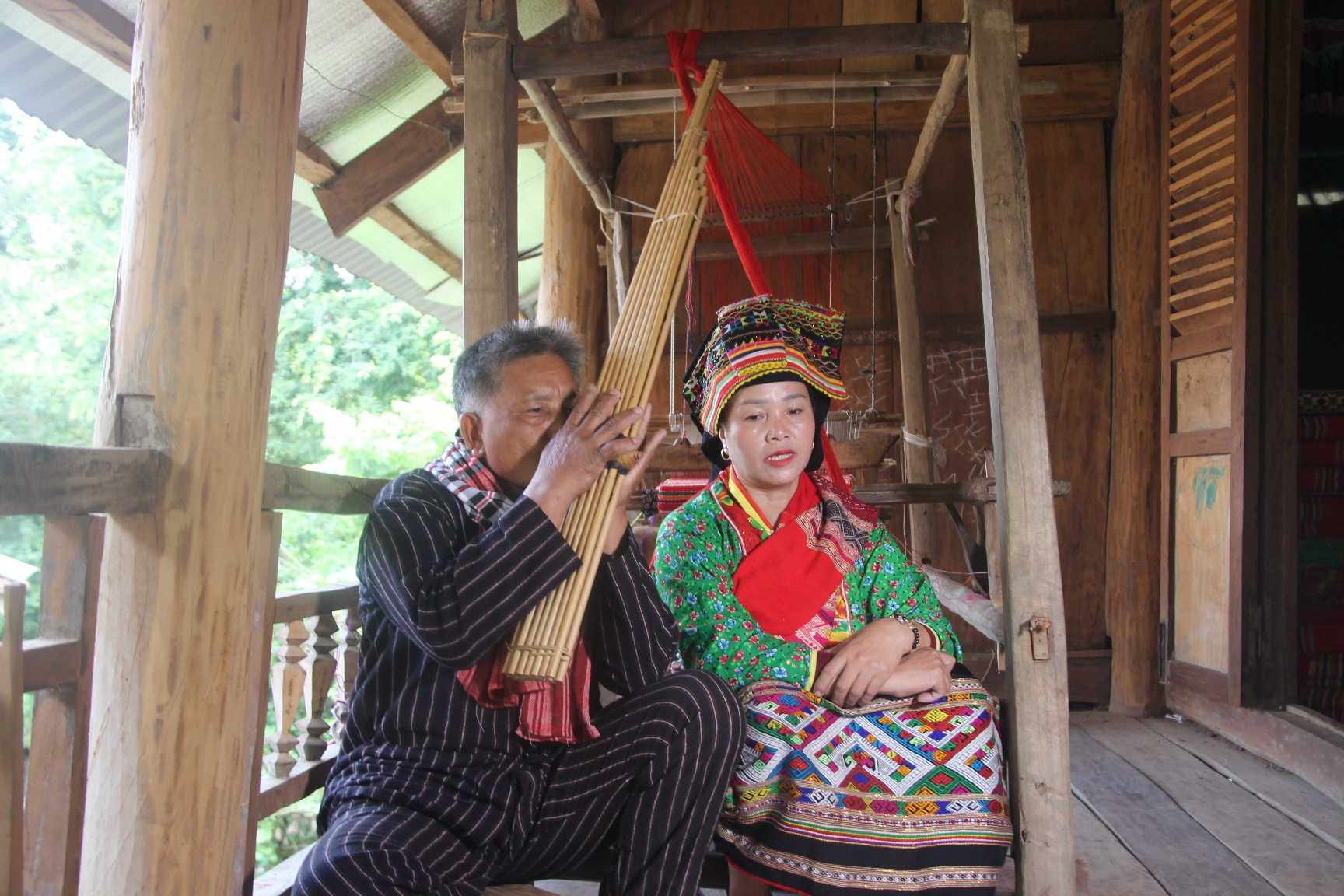 Khèn bè sử dụng trong hát dân ca dân tộc Lào. Ảnh: Anh Vũ