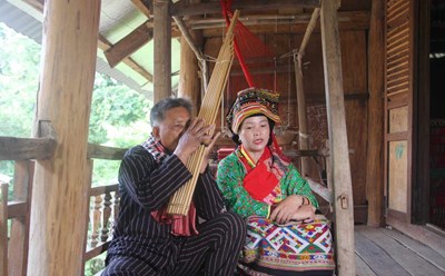 Khèn bè sử dụng trong hát dân ca dân tộc Lào. Ảnh: Anh Vũ