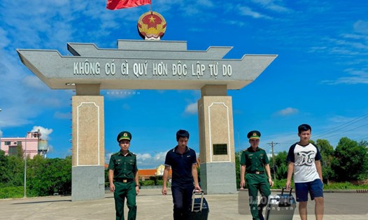 Thương và Tuấn được cán bộ đồn Biên phòng cửa khẩu Quốc tế Hà Tiên đón về từ Campuchia. Ảnh: Bộ đội biên phòng