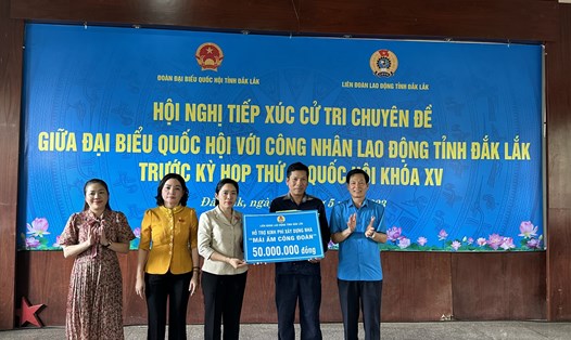 Đoàn đại biểu Quốc hội tỉnh Đắk Lắk và lãnh đạo Liên đoàn Lao động tỉnh trao tặng kinh phí hỗ trợ "Mái ấm Công đoàn" cho người lao động. Ảnh: Bảo Trung