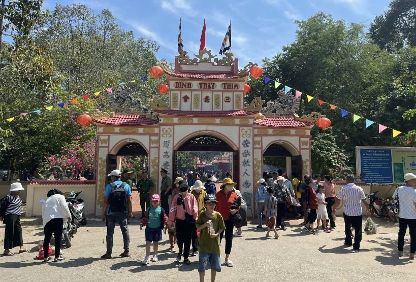 Du khách đến Lễ hội Dinh Thầy Thím. Ảnh: Duy Tuấn